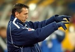 Der Trainer vom TSV 1860 München, Peter Pacult, gestikuliert während des Spiels gegen Bayer Leverkusen (Archivfoto vom 07.12.2002). Peter Pacult wird Nachfolger des entlassenen Trainers Christoph Franke beim Fußball-Zweitligisten Dynamo Dresden. (Foto: dpa)