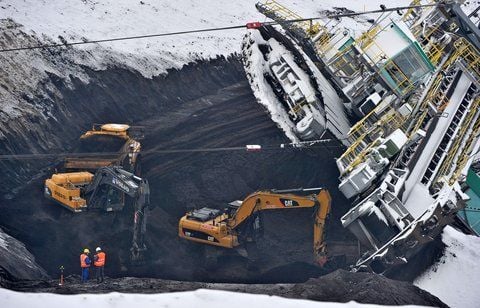 Bagger tragen am 25.01.2013 im Tagebau Vereinigtes Schleenhain bei Deutzen (Sachsen) einen Braunkohlehügel unter einem verunglückten Schaufelradbagger ab. (FOTO: DPA)