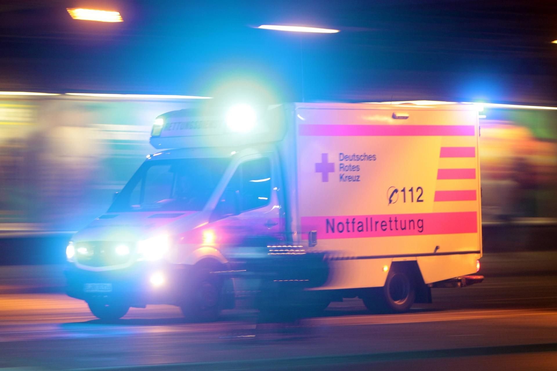 Ein Rettungswagen des DRK fährt mit Blaulicht zu einem Einsatz.