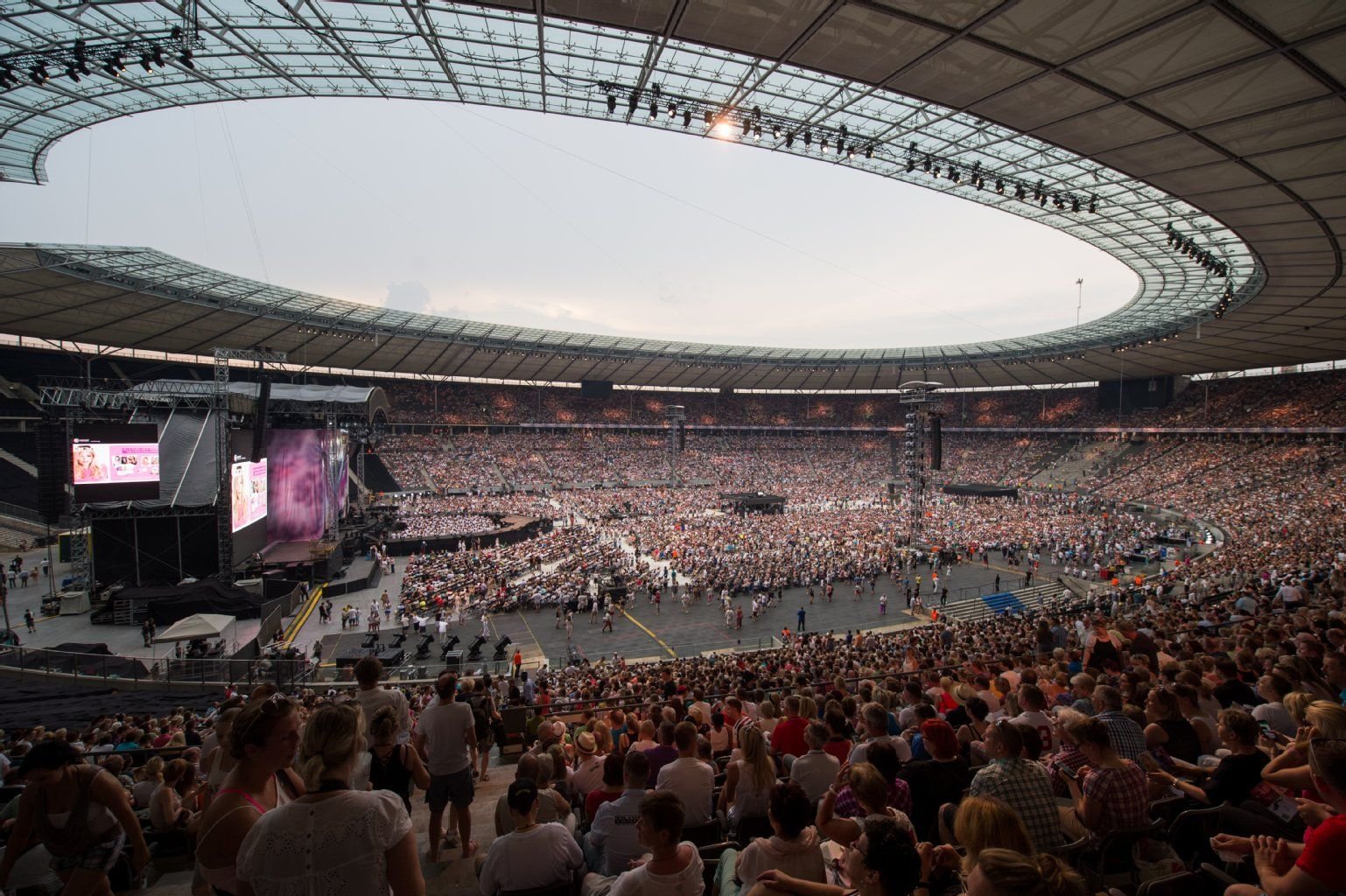 Volle Ränge: Das Berliner Olympiastadion beim Auftritt von Schlagerstar Helene Fischer.