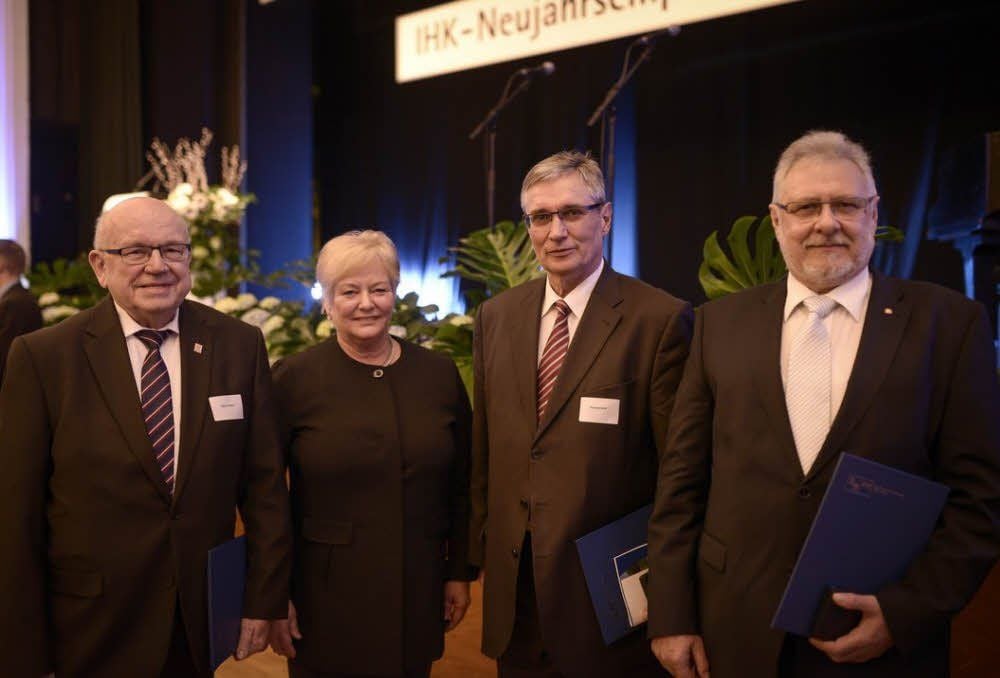 IHK-Präsidentin Carola Schaar mit den geehrten Rainer Sempert, Reinhard Kroll und Hansjochen Müller (von links)