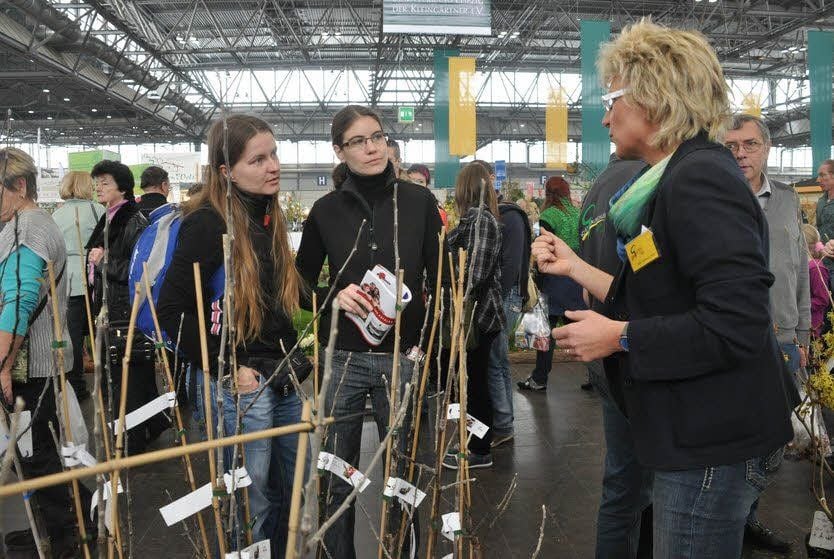Birgit Voigt (rechts) berät an ihrem Messestand in Leipzig die Besucher über alte Obstsorten und ihre Pflege.