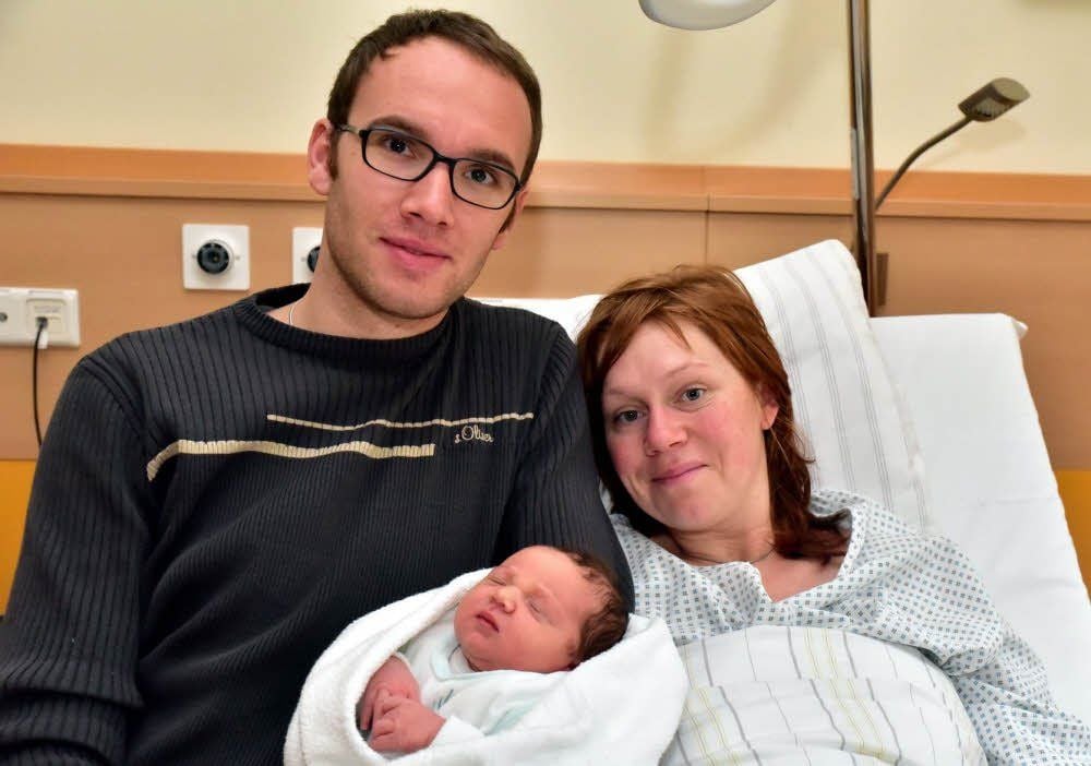 Die stolzen Eltern Annett und Matthias Tannewitz zeigen ihr Neujahrsbaby Felix.