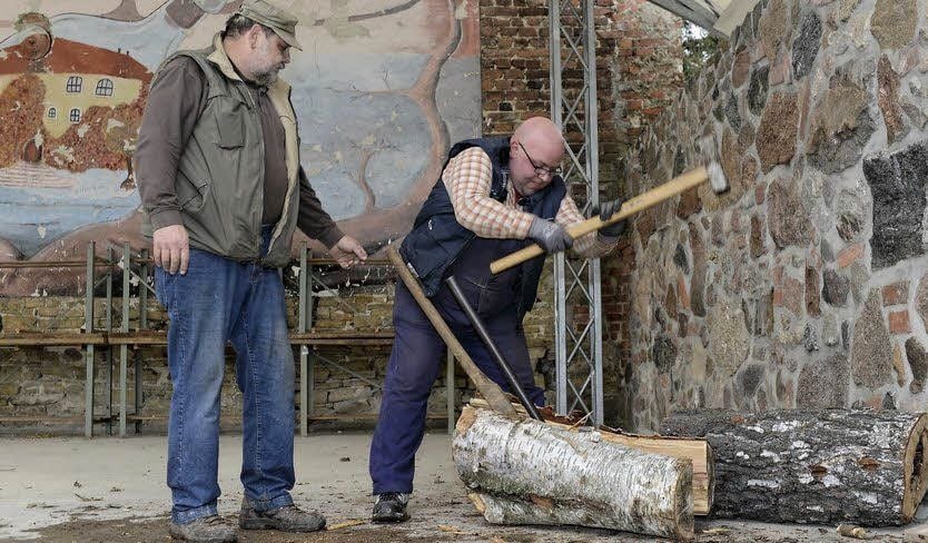 Peter Hahne (l.) und Torsten Vollert packen kräftig an.