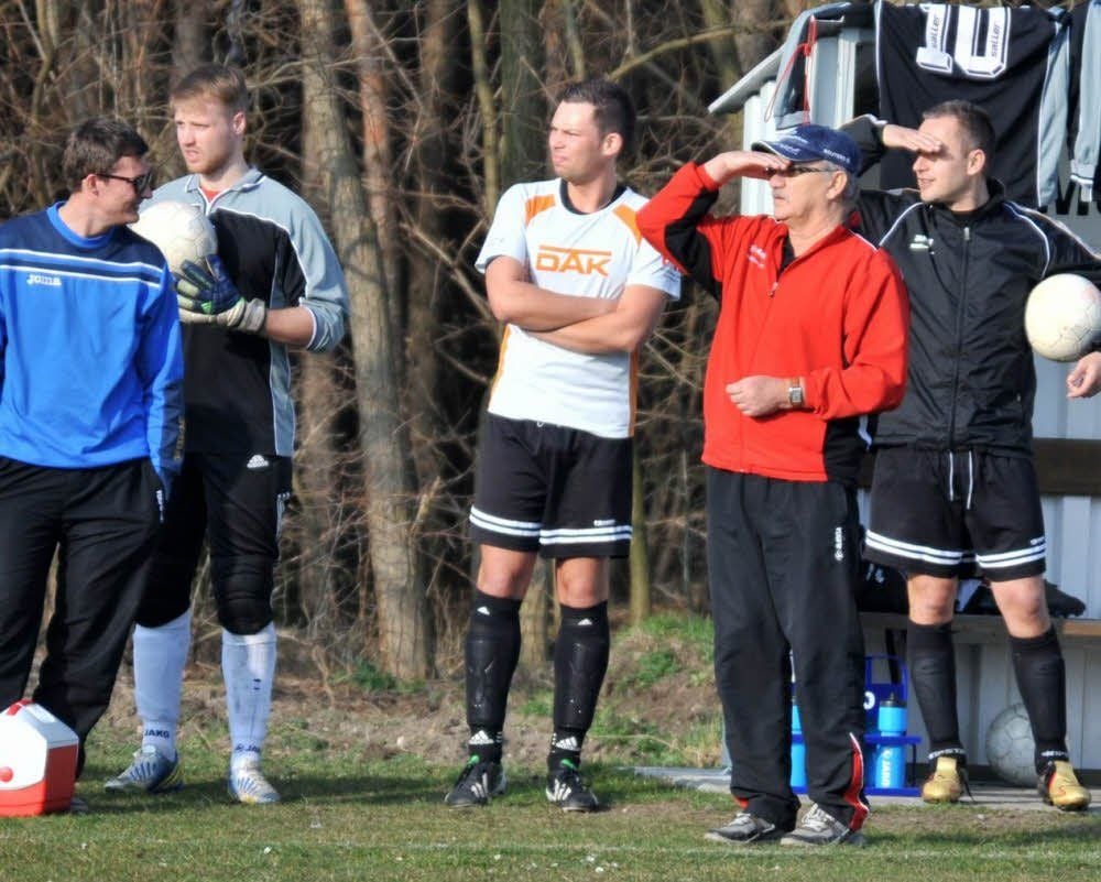 Mühlbecks Trainer Klaus Mieth (2. v. r.) schaut weiter von der Spitze auf die Konkurrenz.