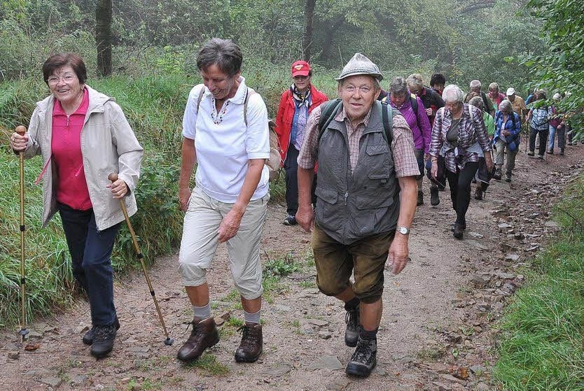Gemeinsam mit Wanderfreunden aus der Region zog die Sparte Wandern des SSV Udersleben von Tilleda aus zum 15. Kyffhäuser-Wandertag auf zwei Routen zum Kaiser-Wilhelm-Denkmal. Die Organisation lag in den Händen von Christina und Heinz Thielemann (2.u.3.v.li.).
