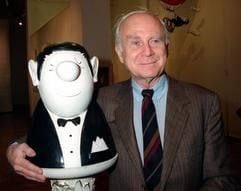 Vicco von Bülow alias "Loriot" mit der Büste einer seiner bekanntesten Figuren, "dem Knollennasenmann", im Potsdam Museum (Archivfoto vom 22.01.1993). Der "Grandseigneur des deutschen Humors", wie Loriot auch schon genannt wurde, feiert am 12. November seinen 80. Geburtstag. Die ARD ehrt ihn einen Tag später (13.11.2003) mit einer 90-Minuten-Sendung zu der er Regie geführt und das Drehbuch geschrieben hat. In der Sendung soll es neues Material und Geschichten aus Loriots Leben hinter der Bühne geben. Dazu zählen auch alte Super-8-Filme und Fotos. (Foto: dpa)
