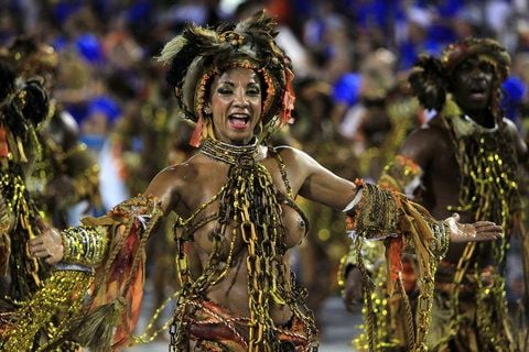 Eine Tänzerin im Sambodrom beim Karneval in Rio de Janeiro. (FOTO: DPA)
