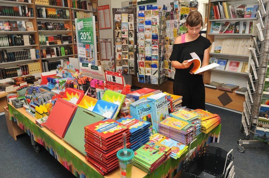 Die Buchhandlung in der Zeitzer Innenstadt hält ein Angebot an Unterrichtsmaterialien bereit.