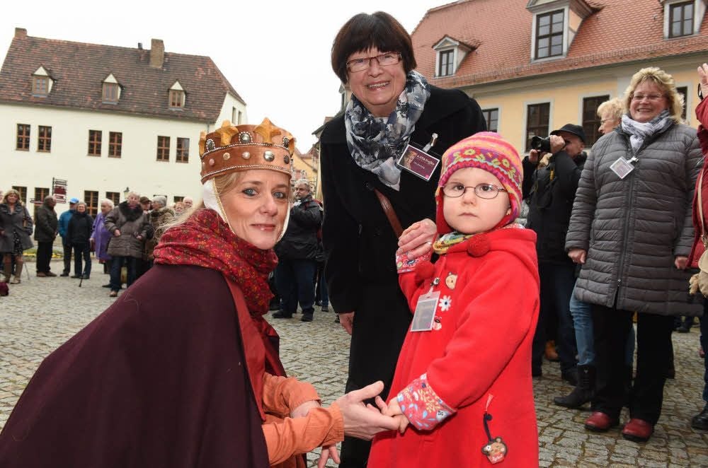 Uta (Jacqueline Girbig) begrüßt die jüngste Uta des Naumburger Uta-Treffens: Die dreijährige Uta Birnstiel, die mit Großmutter Uta Hartung angereist war.