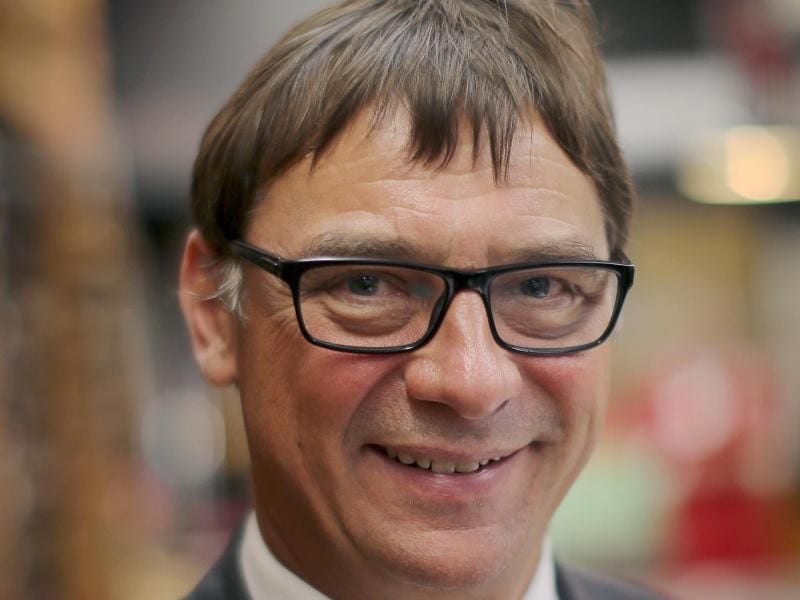 Der Präsident der Evangelischen Kirche in Hessen und Nassau (EKHN), Volker Jung, blickt im Druckladen des Gutenberg-Museums in die Kamera. Foto: Fredrik von Erichsen/dpa/Archivbild