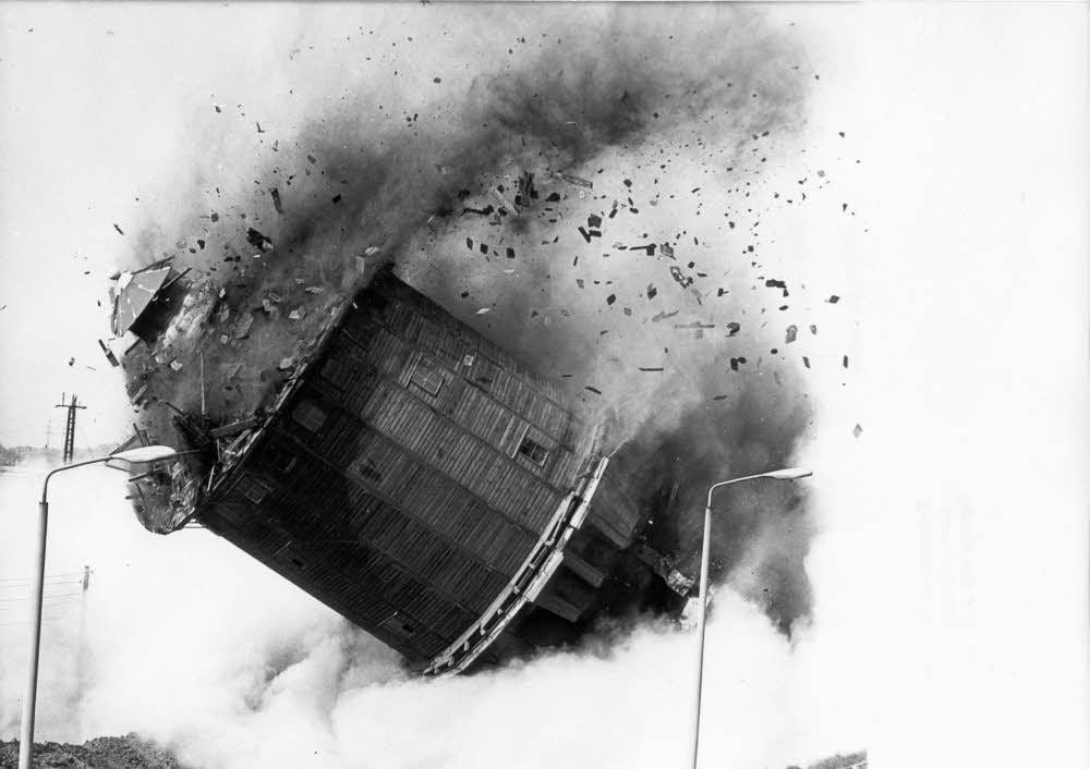 Am Vormittag gegen 10 Uhr wurde der Wasserturm gesprengt.