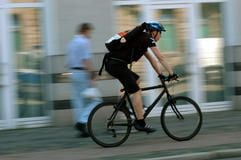 Pedalritter mit Rucksack: Radkuriere sind in den meisten deutschen Großstädten unterwegs. (Foto: dpa)