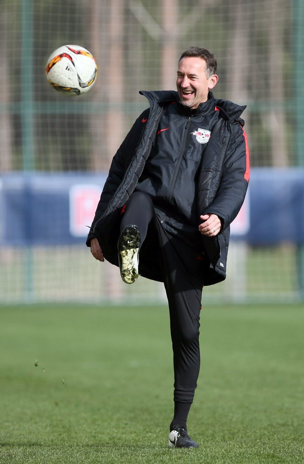 Auch Co-Trainer Achim Beierlorzer zeigt, was er kann.