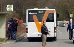 Ein Polizeibeamter steht in Ennepetal neben einem Bus (Archivfoto vom 12.04.2005). Der Geiselnehmer von Ennepetal, der im vergangenen April einen Schulbus gekapert hatte, muss sich seit Montag (19.12.2005) vor dem Landgericht Hagen verantworten. (Foto: dpa)