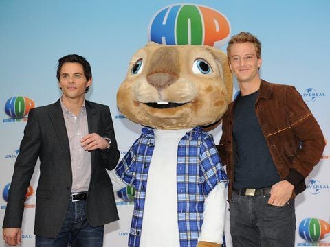 Der US-amerikanische Schauspieler James Marsden (l) und der Schauspieler Alexander Fehling posieren in Berlin beim Photocall zur Vorstellung des neuen Films «Hop - Osterhase oder Superstar». (FOTO: DPA)