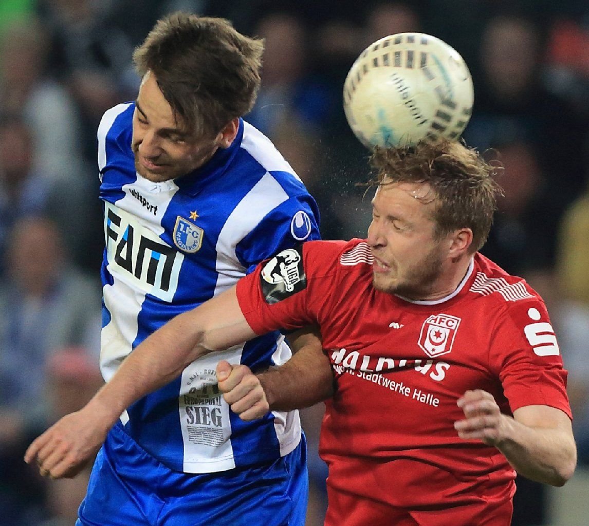 Beim letzten Aufeinandertreffen der beiden Rivalen: Magdeburgs Christian Beck (l) beim Kopfball gegen Marcel Baude vom HFC.