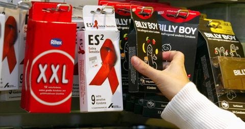 Eine Kundin nimmt in einem Drogerie Markt Kondome aus einem Regal. (FOTO: DDP)