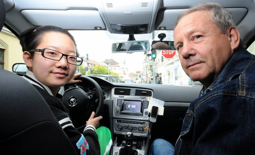 Geduldig übt Fahrlehrer Klaus Ehrig mit Wei Yuxin auf den Straßen Bernburgs das Autofahren.