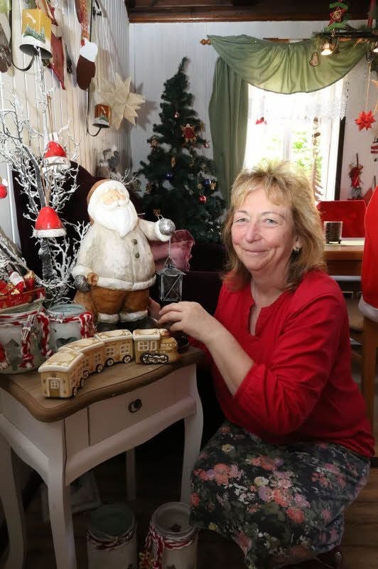 Sonja Brocke im Weihnachtszimmer ihres Cafés in Stolberg.