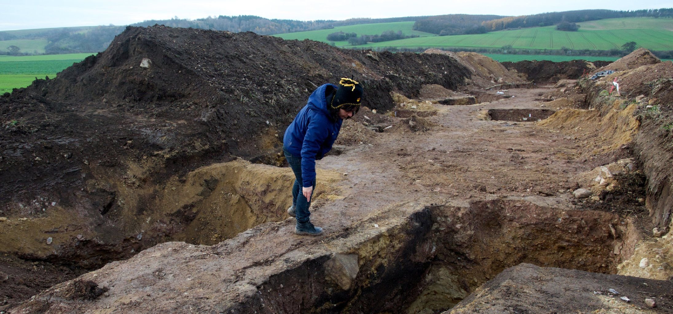 Die Archäologin und Grabungsleiterin Ines Valhaus schaut auf dem Grabungsfeld bei Helfta (Sachsen-Anhalt) in eine Tagebaugrube für Feuersteine von Steinzeitmenschen.