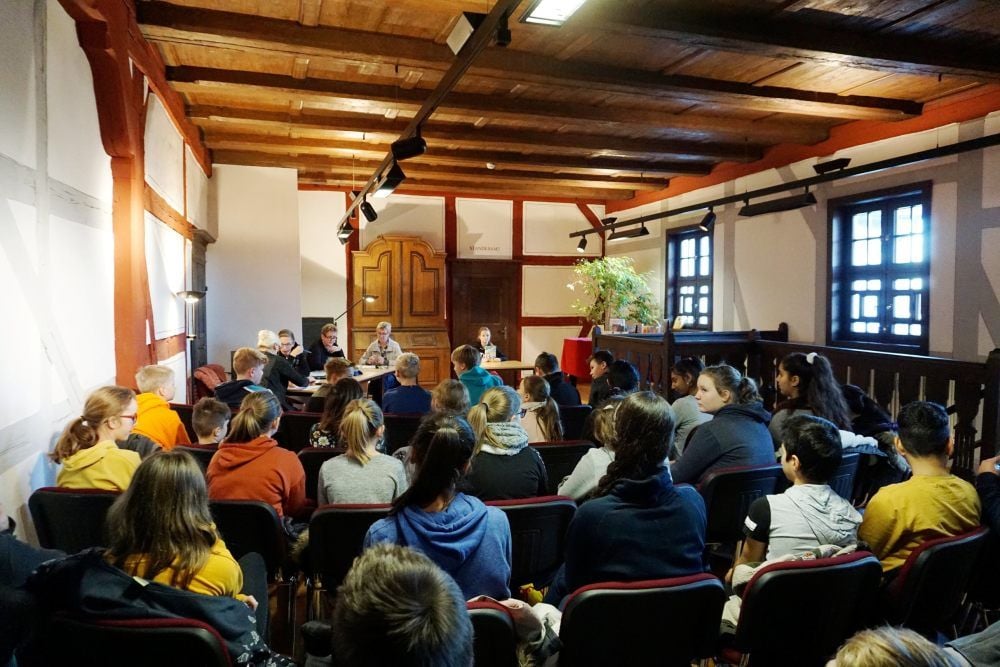 Das Amtshaus ist beim Vorlesewettbewerb voll besetzt.