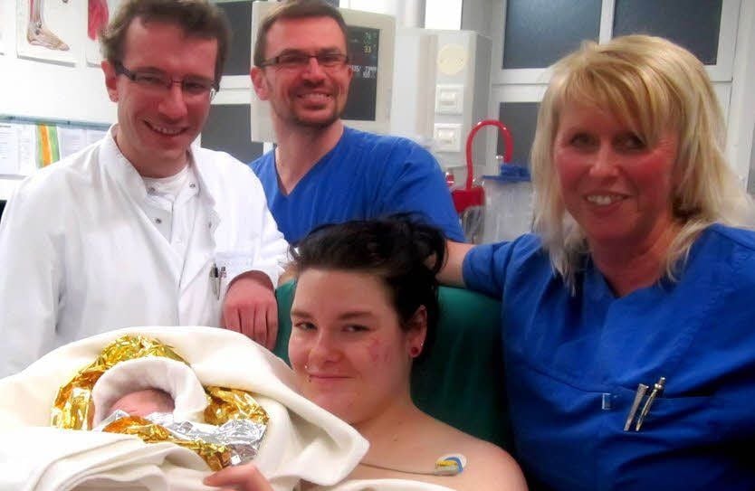 Martin Sluka (Urologe, links)), Victor Domahidy (Anästhesist), Petra Pfeiffer (Krankenschwester) mit Tina Schödel und Söhnchen Fiete.
