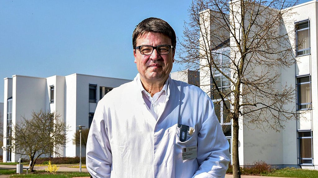 Prof. Dr. Gerhard Behre arbeitet mit Antikörper-Präparaten.