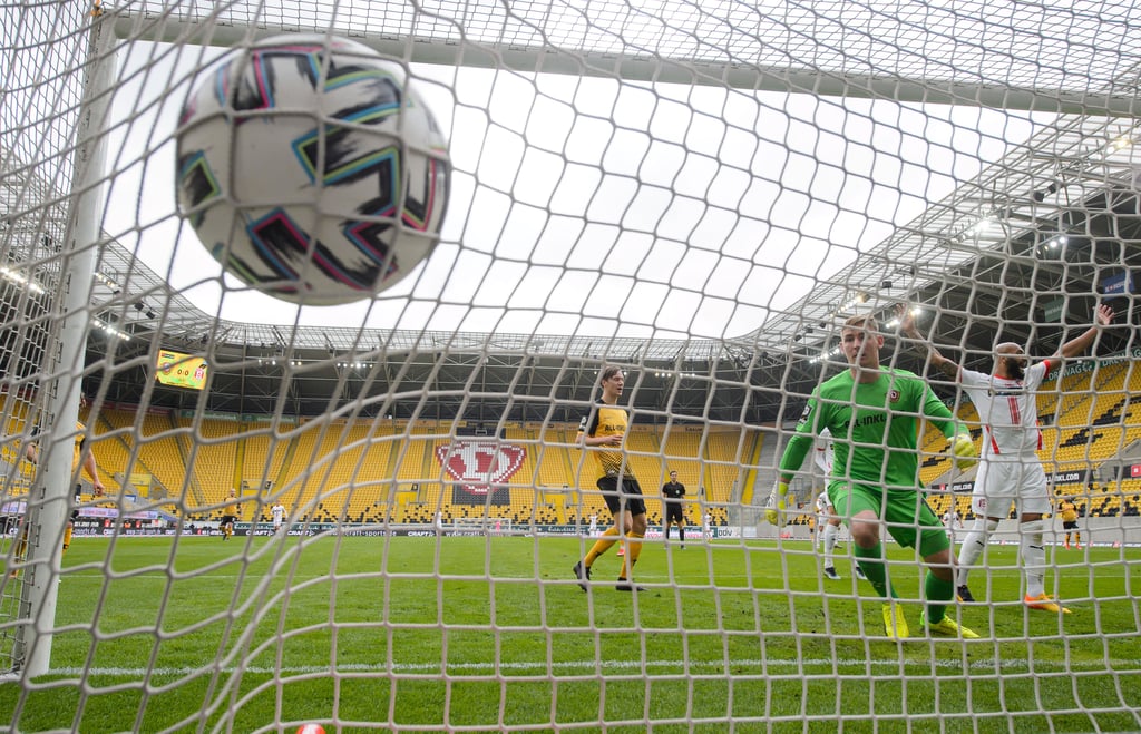 Der HFC bejubelt das 1:0-Führungstor bei Dynamo Dresden.