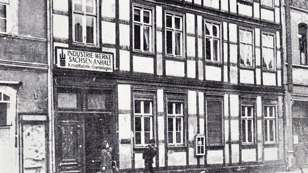 Das Gebäude der Knopffabrik von Carl Koch in der Magdeburger Straße um 1946.