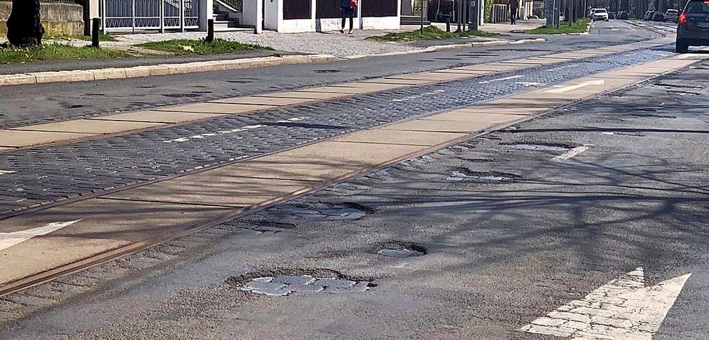 Die dünne Asphaltschicht in der Halberstädter Spiegelstraße bröckelt überall.