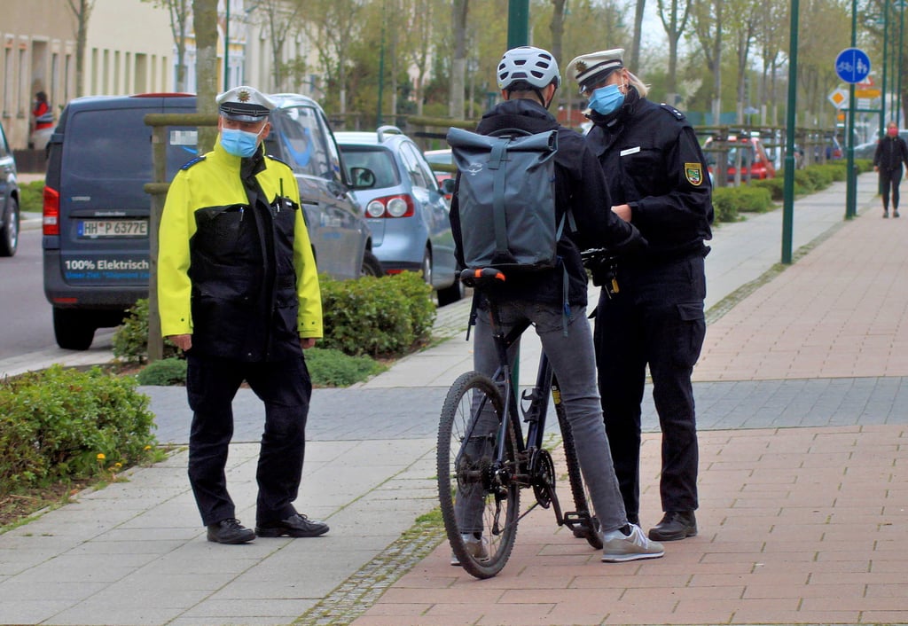 In Barleben waren die Regionalbereichsbeamten Barbara Linßer (rechts im Bild) und Jens Ruhnke auf dem Breiteweg unterwegs, um Radler zu stoppen, deren Untersätze auf Verkehrssicherheit zu überprüfen und Präventionsgespräche zu führen.