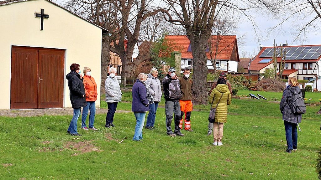 Bei einem Treffen von Eilsdorfern und Gemeindemitarbeitern auf dem Friedhof konnten viele Dinge geklärt werden. Anlass war ein Brief, der Missstände angeprangert hat, besonders auf der Grünen Wiese, die hier direkt hinter den Koniferen beginnt.