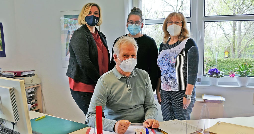 Das Team des Lohnsteuerhilfe e.V. in Jessen rund um Bernhard Bayer : (v.l.) Gabi Lau, Carolin Wollschläger, Birgit Lange hilft bei Fragen rund um die Steuer