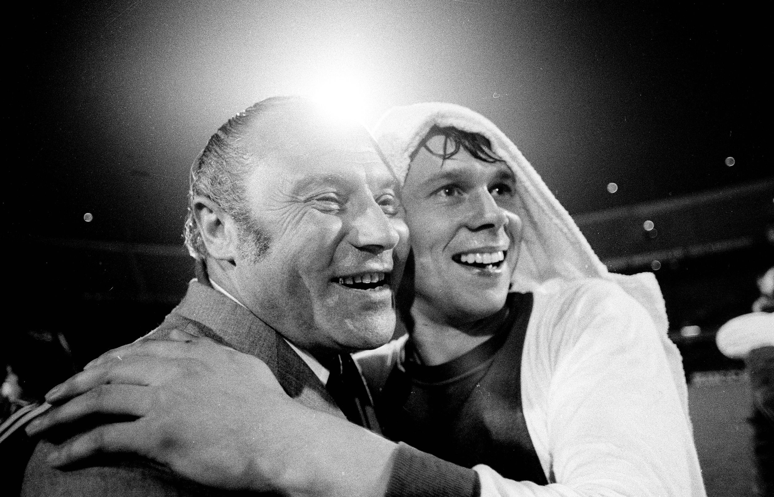 Heinz Krügel (l.) und Stürmer Jürgen Sparwasser nach dem Europapokalsieg 1974.