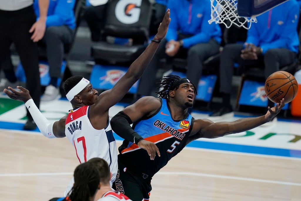 Washingtons Isaac Bonga (l) versucht Oklahoma Luguentz Dort zu stoppen.