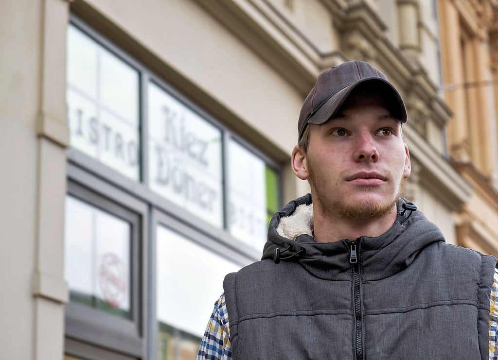 Maximilian Hirsch vor dem Kiez Döner in Halle. Im Laden wurde sein bester Freund ermordet.