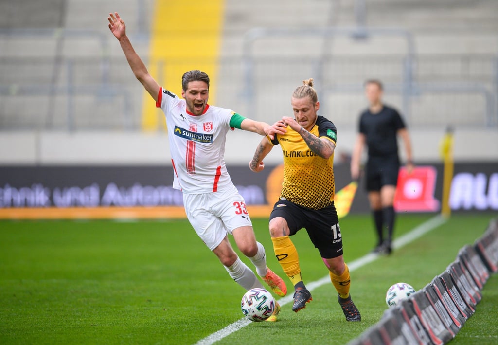 HFC-Kapitän Jonas Nietfeld im Duell mit Dresdens Marvin Stefaniak.