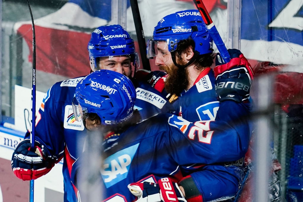 Die Adler Mannheim haben ein frühes Aus im Playoff-Viertelfinale doch abwenden können.