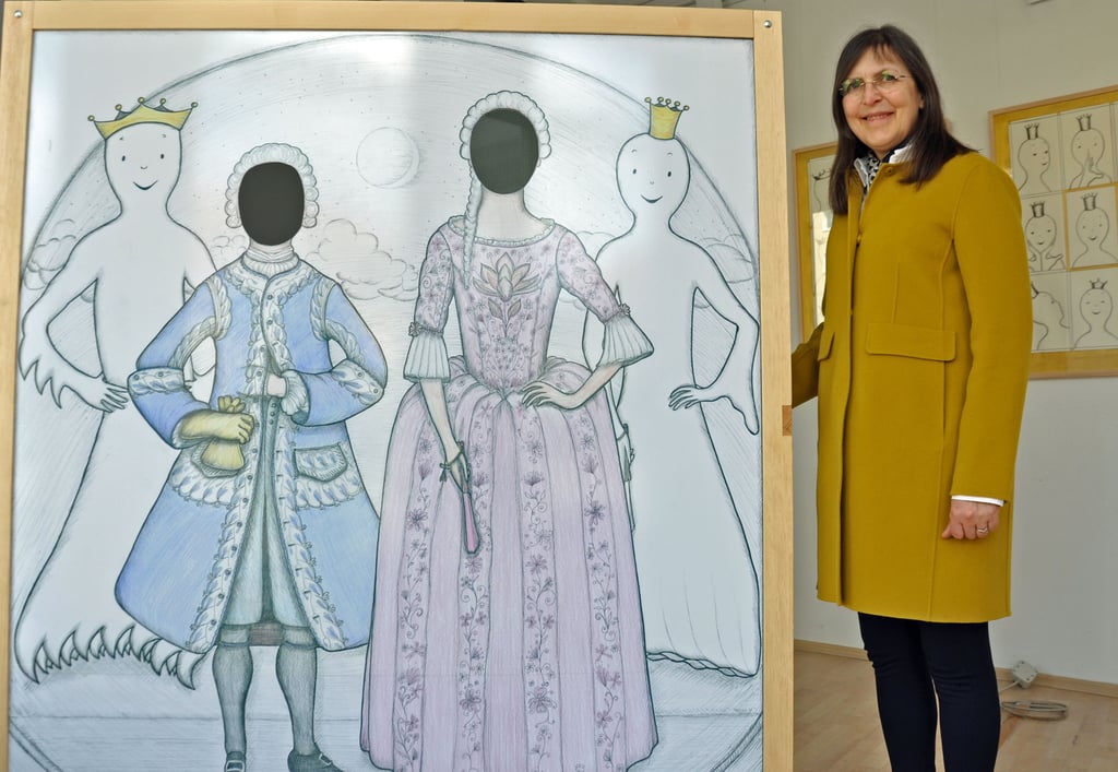 Die in Halle lebende Künstlerin Simone Runge stellt im Zerbster Kunstfenster die beiden Schlossgeister aus, die sie für ein Ausmalheft kreiert und gezeichnet hat und die auch eine Fotowand zieren.