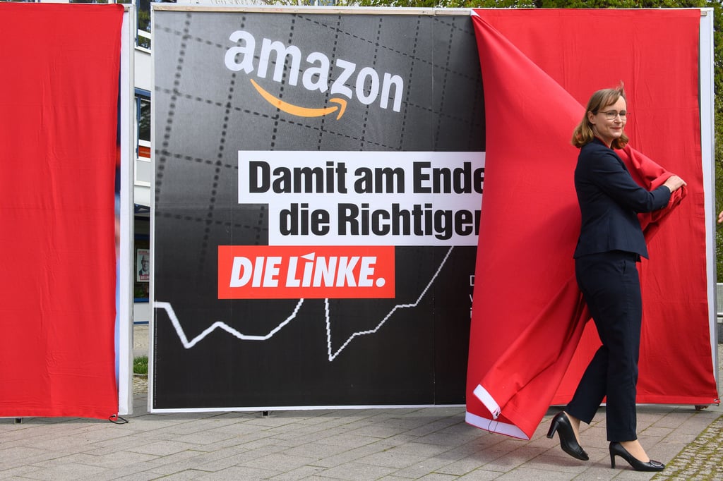 Eva von Angern (Die Linke), Spitzenkandidatin für die Landtagswahl in Sachsen-Anhalt, enthüllt ein Wahlplakat.