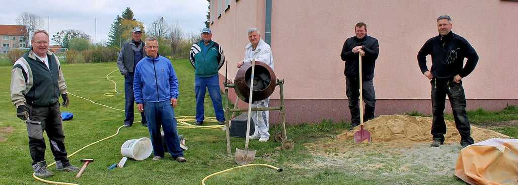 Sie haben die beiden Tore in Stapelburg aufgestellt (von links): Steffen Amarell, Rüdiger Pennig, Roland Jahn, Eike Röhling, Detlef Winterfeld, Florian Fahrtmann und Manuel Damman.