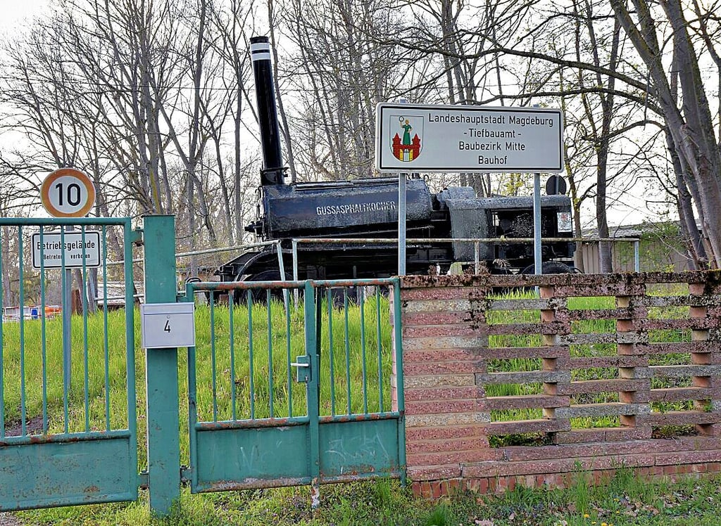 Eingang zum Bauhof-Gelände am Winterhafen in Magdeburg. Mit etwas Glück, und auf Abstand, kann man die Milane hier segeln sehen.