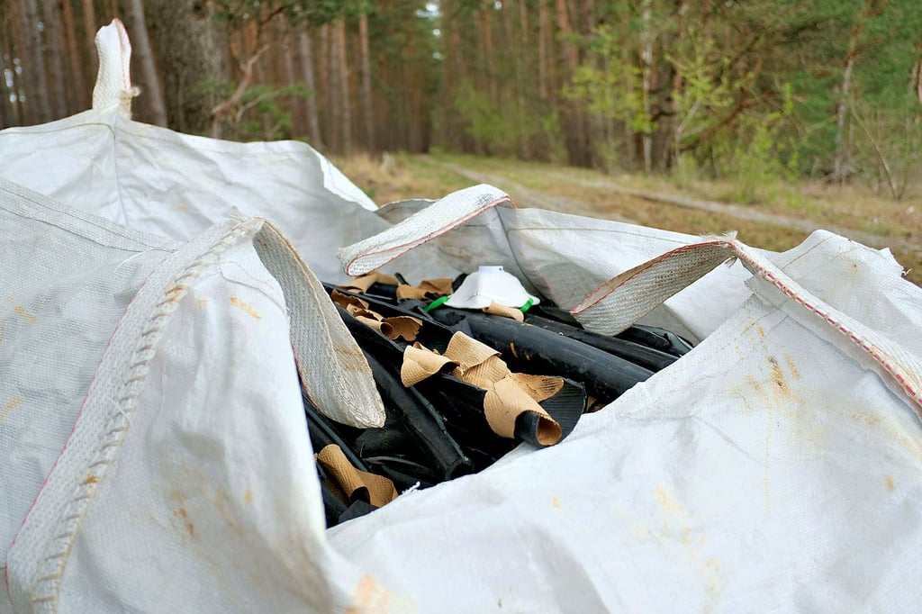 Unter anderem lagen Gummi-Schläuche in einem Big Bag der von Müllsündern am Waldrand abgestellt wurde.