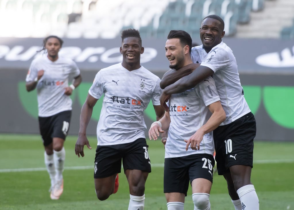 Ramy Bensebaini (2.v.l.) bejubelt sein Tor zum 3:0 gegen Bielefeld mit Marcus Thuram (r) und Breel Embolo. Gladbach siegt am Ende 5:0.