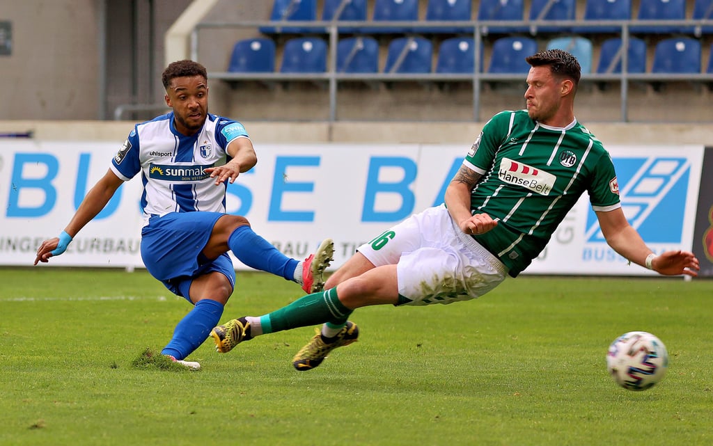 Der Treffer zum Glück: Leon Bell Bell schießt den Ball vorbei am Lübecker Verteidiger Ryan Malone ins Tor und sorgt damit für den 1:0-Heimsieg des FCM.