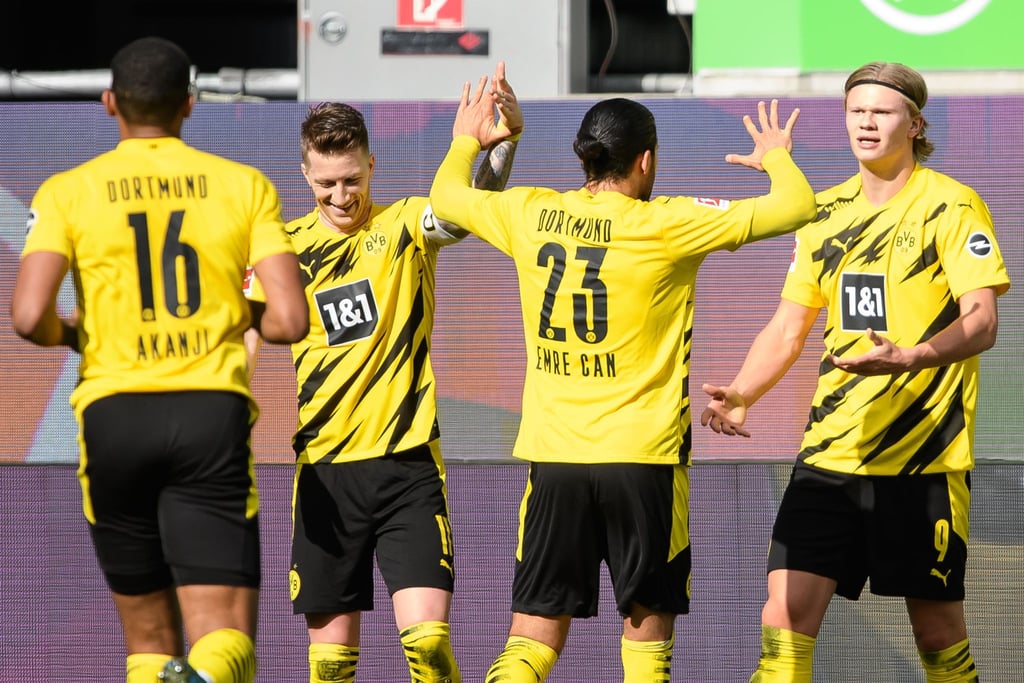 Dortmunds Matchwinner Erling Haaland (r) wird von seinen BVB-Teamkollegen in Wolfsburg gefeiert.