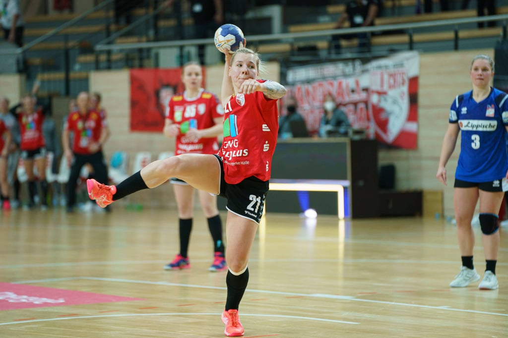 Sophie Lütke (Union Halle) beim Siebenmeterwurf.