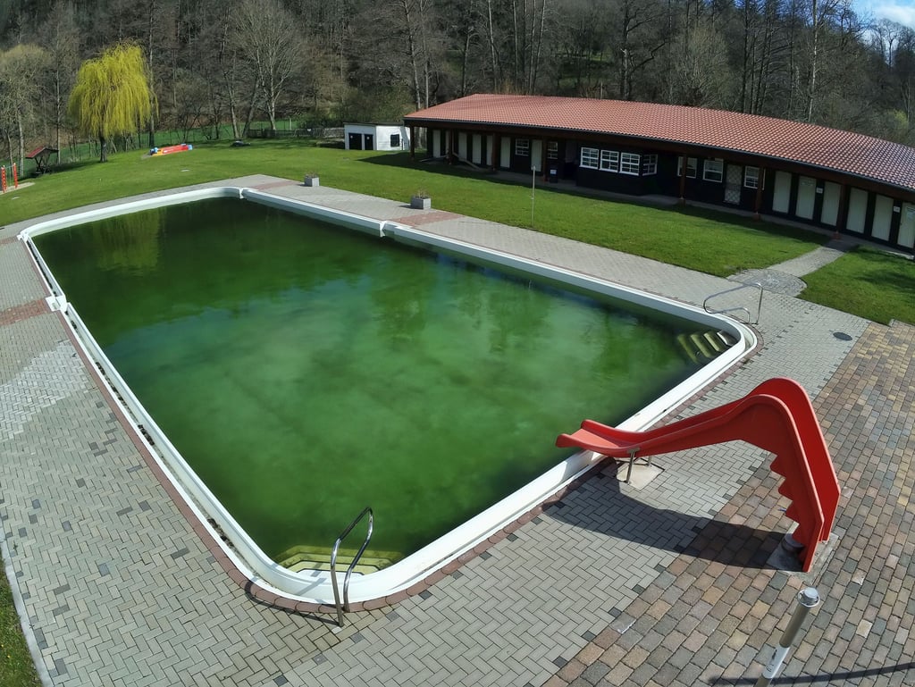 In Wippra ist das Freibad schon gefüllt.