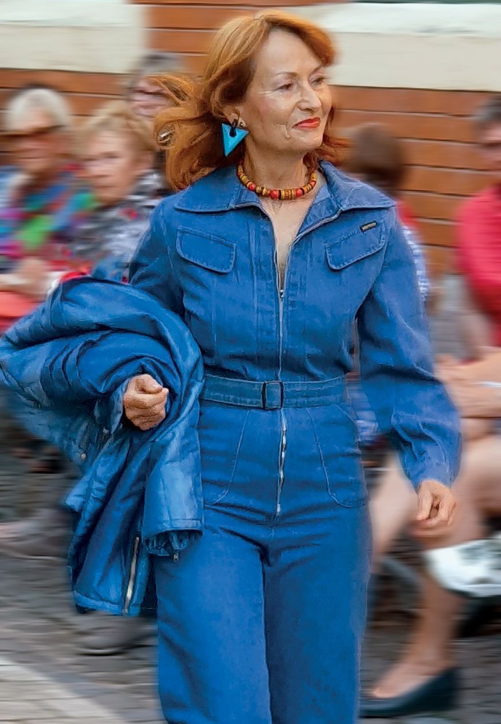 Jeansoverall aus den 80er Jahren bei einer Modenschau von „Chic im Osten“.